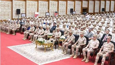 وزير الدفاع يلتقى بعدد من رجال القوات المسلحة بالمنطقة الغربية