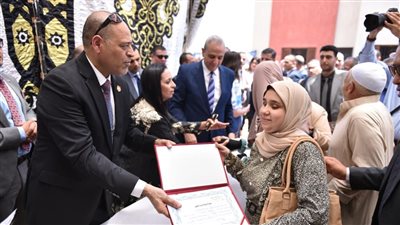 وزير العمل يُسلم عقود عمل لذوي همم وجوائز وشهادات لخريجي مراكز التدريب المهني 