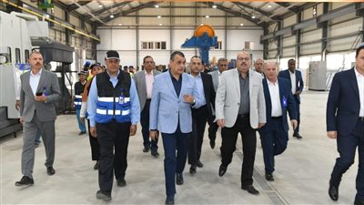 وزير الدولة للإنتاج الحربي يتابع انتظام سير العمل في 