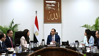 رئيس الوزراء يتابع مع وزيرة التخطيط سير برامج تعزيز مشاركة القطاع الخاص ودعم ريادة الأعمال