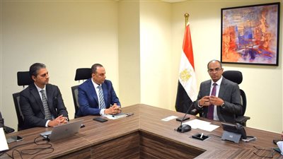 نائب وزير الإسكان يلتقي مسئولي شركة 