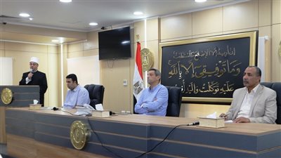  محافظ السويس يعقد مؤتمراً بحضور أئمة ومشايخ المحافظة