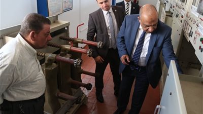 وزير الكهرباء يواصل جولاته الميدانية ويتفقد هندسة كهرباء مارينا 