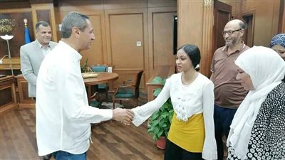 محافظ السويس يستقبل منة الله غريب السادس مكرر في الثانوية العامة 