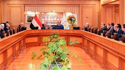 رئيس العربية للتصنيع ورئيس جامعة حلوان يبحثان سبل تنفيذ المشروعات البحثية والإبتكارات الطلابية