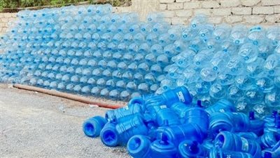 بعلامات تجارية مقلدة..  ضبط شخص بتهمة إنشاء محطة لتعبئة المياه بجنوب سيناء