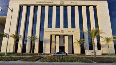 وزير العمل يوجه بصرف تعويضات للعمال ضحايا حادث سقوط 