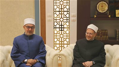 في مشهد حضاري.. مفتي الجمهورية السابق يستقبل د. نظير عياد المفتي الجديد في دار الإفتاء المصرية
