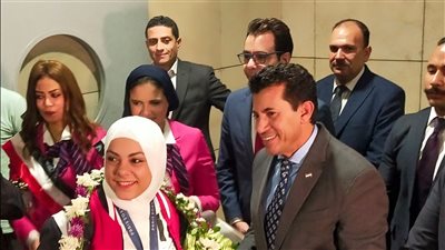 وزير الشباب والرياضة يستقبل أبطال مصر بمطار القاهرة
