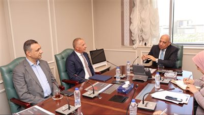 وزير الكهرباء يبحث مع مجموعة 