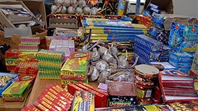 بحوزته 1,250 مليون قطعة.. ضبط شخص بتهمة إدارة ورشة لتصنيع الألعاب النارية 