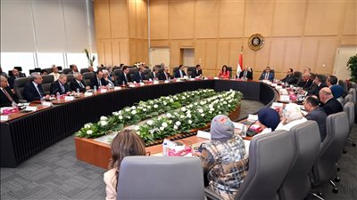 الوزير يترأس الاجتماع الثالث للمجموعة الوزارية للتنمية الصناعية بحضور ممثلي شعبتي السيراميك والسيارات باتحاد الصناعات 