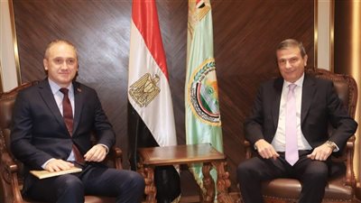 وزير الزراعة يبحث مع السفير البيلاروسي بالقاهرة التعاون في مجال الميكنة الزراعية والصادرات الزراعية 