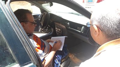 مدير فرع محوالأمية بالسويس تجري إمتحان لأحد المواطنين داخل سيارته