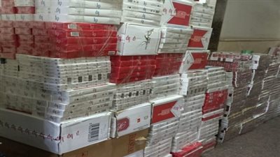 بأحد المخازن..  ضبط قرابة 50 ألف عبوة سجائر مختلفة الأنواع مهربة جمركياً 