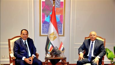 نائب رئيس مجلس الوزراء للتنمية الصناعية وزير الصناعة والنقل يبحث مع السفير الكويتي بالقاهرة تدعيم التعاون المشترك