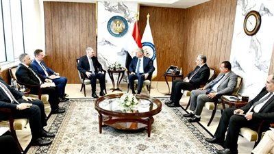 وزير البترول يناقش مع قيادات شيفرون الإسراع ببرامج الحفر بالمتوسط