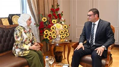 وزير الإسكان يستقبل سفيرة البحرين 