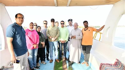 محافظ الفيوم يشهد عملية إنزال زريعة الجمبري للبحيرة 