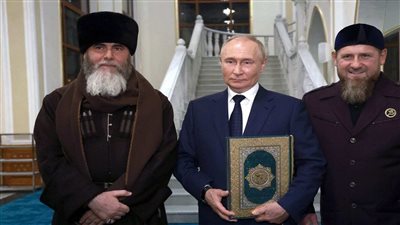 تعليق مصري على احتضان بوتين للقرآن الكريم