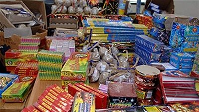 بحوزته اكثر من مليون قطعة.. ضبط عامل بتهمة إدارة ورشة لتصنيع الألعاب النارية 