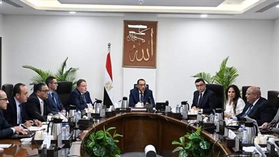 رئيس الوزراء يناقش مسودة قانون يحكم عمل مناطق المال والأعمال
