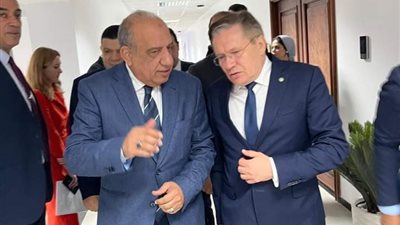 وزير الكهرباء يجتمع مع رئيس شركة