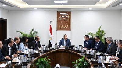 رئيس الوزراء يتابع إجراءات صرف تعويضات المتضررين من المحاور المرورية