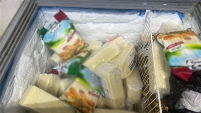 لتحقيق أرباح غير مشروعة.. ضبط مخزن بإعادة تعبئة جبنة منتهية الصلاحية وطرحها بالأسواق