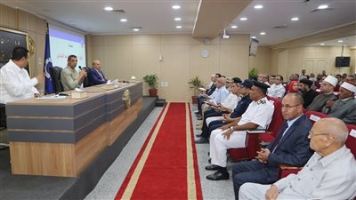 في الإجتماع الأسبوعي محافظ السويس: إقامة 3 شوادر لتوفير السلع بأسعار مخفضة للواطنين