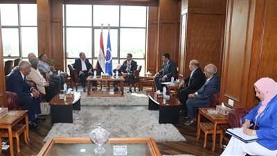 محافظ السويس يلتقي أعضاء مجلسي النواب والشيوخ