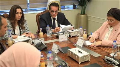 نائب رئيس مجلس الوزراء يعقد اجتماعًا مع وزيرة التنمية المحلية 