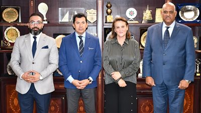 وزير الشباب والرياضة يلتقي مسئولي مؤسسة مودة لتطوير مساجد آل البيت