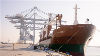 ميناء بورتوفيق يستقبل 2000 طن مادة بروبلين قادمة من الإمارات