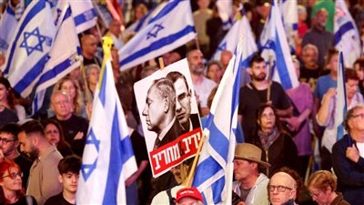 مسيرة بالتوابيت وسط تل أبيب للمطالبة بعقد صفقة تبادل ووقف الحرب على غزة