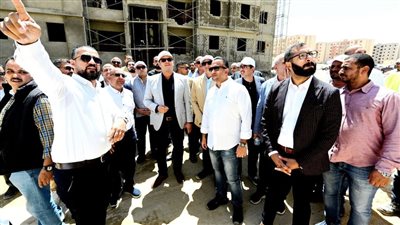 وزير الإسكان يتفقد سير العمل بوحدات المبادرة الرئاسية 