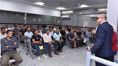 وزير العمل محمد جبران  يتفقد إختبارات شباب تقدموا على فرص عمل توفرها شركات في 