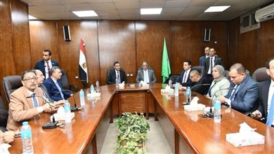 وزير التموين ومحافظ الفيوم يعقدان اجتماعاً مع أعضاء الغرفة التجارية