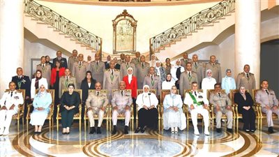  وزير الدفاع يكرم قادة القوات المسلحة الذين أوفوا العطاء بالقوات المسلحة