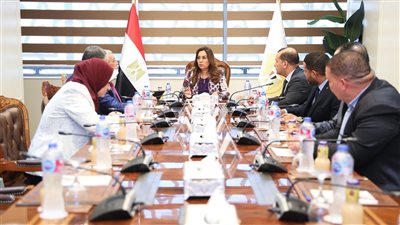 وزيرة التنمية المحلية تتابع مع عدد من قيادات الوزارة الموقف التنفيذي لخطة تطوير ورفع كفاءة المجازر الحكومية 