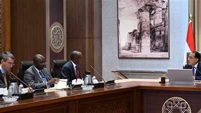 رئيس الوزراء يتابع مع نائب رئيس مؤسسة التمويل الدولية تطورات إدارة وتشغيل المطارات 