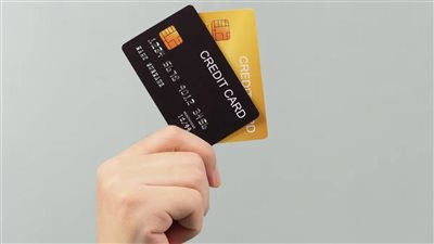 بإنتحال صفة موظفي خدمة عملاء بنك.. ضبط شخصين بتهمة الإستيلاء على بطاقات الدفع الألكتروني للمواطنين