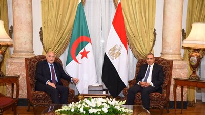  وزير الخارجية والهجرة يلتقي مع نظيره الجزائري