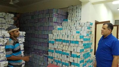 مدير تعليم السويس يتابع وصول الكتب  المدرسية إلى المخازن العمومية