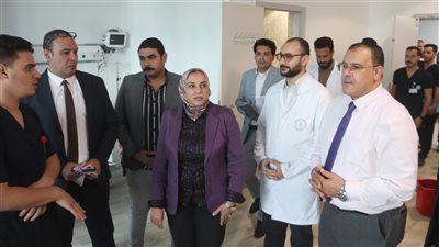 مدير الرعاية الصحية يتفقد سير العمل بمجمع السويس الطبى