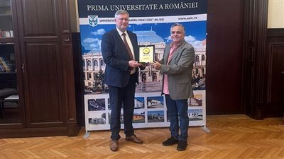 رئيس جامعة السويس في ضيافة جامعة 