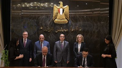 رئيس الوزراء يشهد توقيع اتفاقيات لإنتاج الكهرباء من الطاقات المتجددة 
