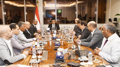 وزير الإسكان يبحث استخدام الحلول المتطورة لإدارة وتشغيل وصيانة منظومة مياه الشرب والصرف الصحى