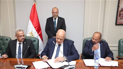 وزير العمل يشهد إتفاقية جماعية تحفظ حقوق 1200 عامل في 