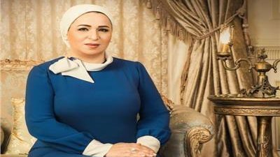 السيدة انتصار السيسى تتصل بسيدة فقدت ابنتيها وحفيدتها بحادث قطارى الزقازيق